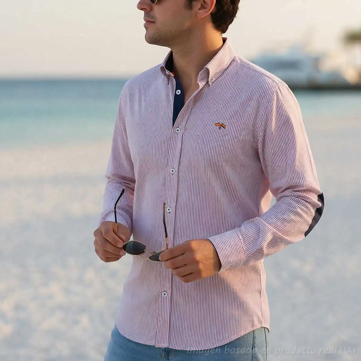 Camisa de rayas granate con bandera de España vista lateral en hombre