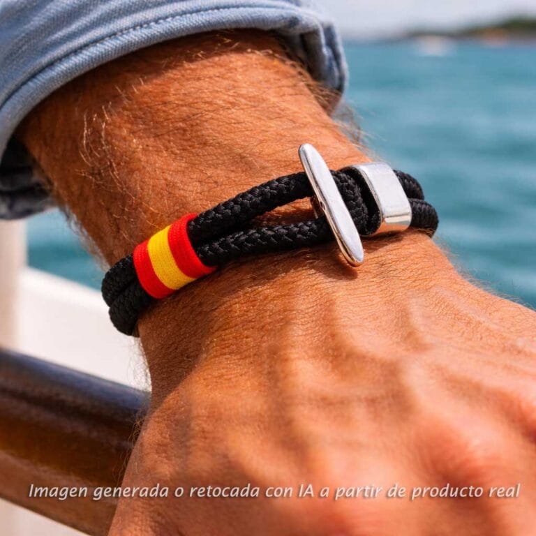 pulsera bandera de España negra en muñeca con cierre náutico