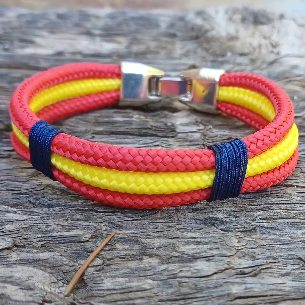 Pulsera España náutica artesanal sobre madera