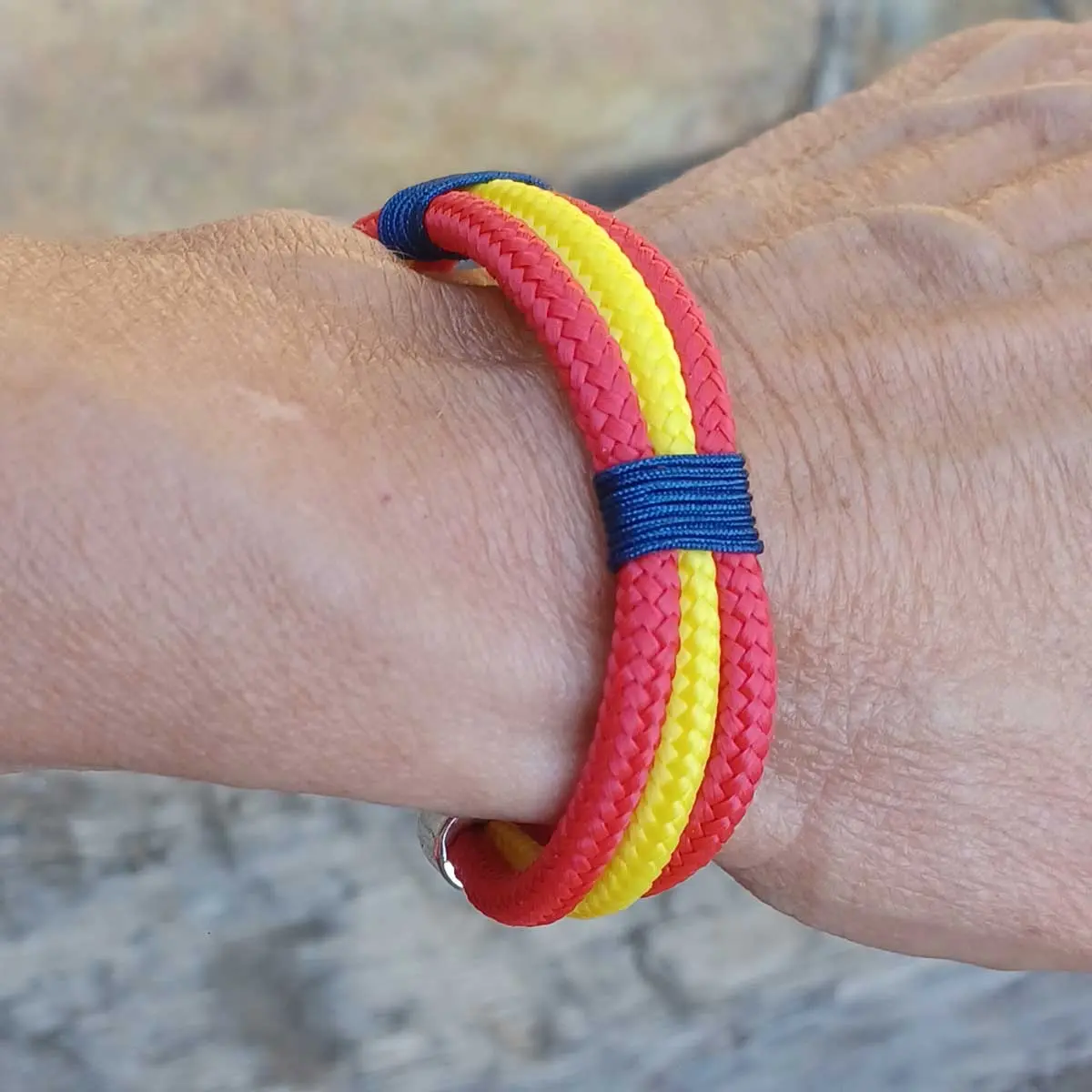 Pulsera España náutica artesanal puesta en la muñeca