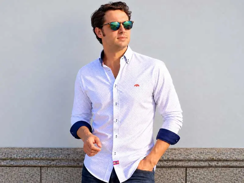 Hombre con camisa blanca con detalle de la bandera de España