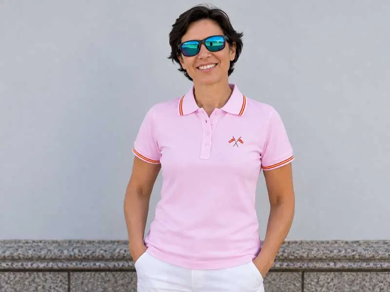 Mujer con polo rosa con detalles de la bandera de España