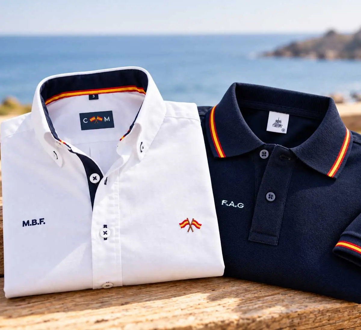 Polo azul marino y camisa blanca personalizados con iniciales bordadas